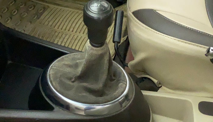 2010 Hyundai i20 MAGNA 1.2, Petrol, Manual, 62,822 km, Gear lever - Boot cover slightly torn