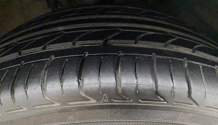 2017 Volkswagen Vento HIGHLINE 1.2 TSI AT, Petrol, Automatic, 42,535 km, Right Front Tyre Tread
