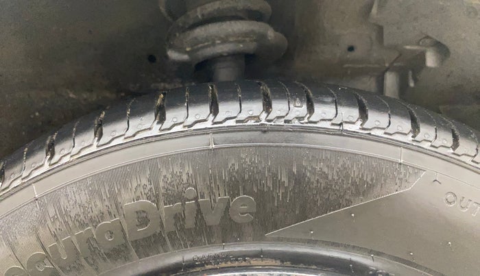 2014 Maruti Ertiga VXI, Petrol, Manual, 64,565 km, Right Front Tyre Tread