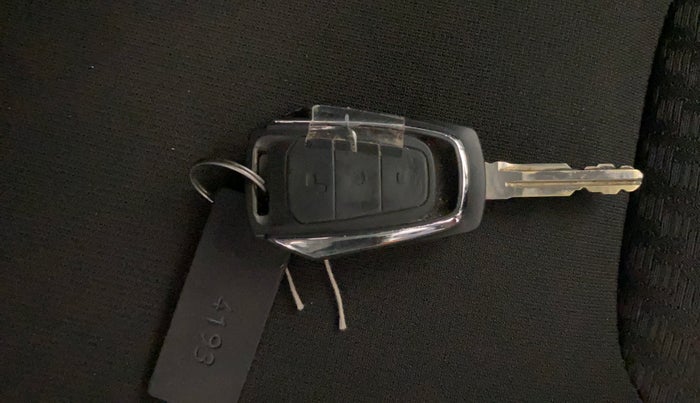 2018 Mahindra KUV 100 NXT K8 P 6 STR, Petrol, Manual, 45,274 km, Key Close Up