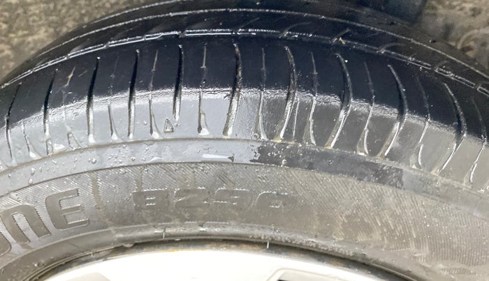 2015 Hyundai Xcent S 1.2, Petrol, Manual, 1,00,412 km, Left Rear Tyre Tread