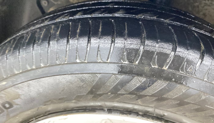 2015 Hyundai Xcent S 1.2, Petrol, Manual, 1,00,412 km, Left Front Tyre Tread