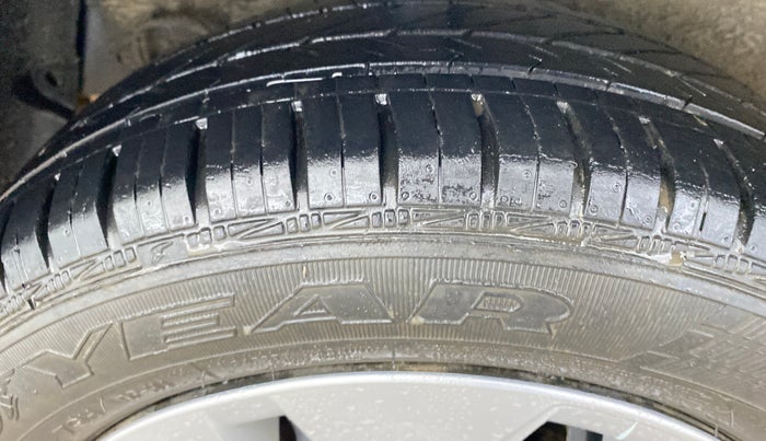 2015 Hyundai Xcent S 1.2, Petrol, Manual, 1,00,412 km, Right Rear Tyre Tread