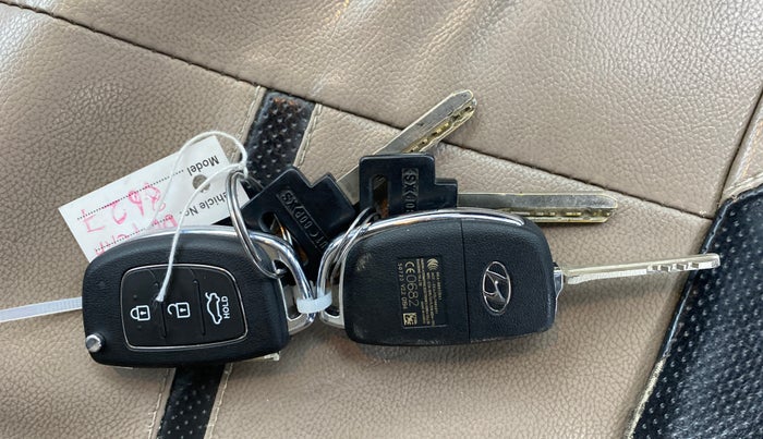 2015 Hyundai Xcent S 1.2, Petrol, Manual, 1,00,412 km, Key Close Up