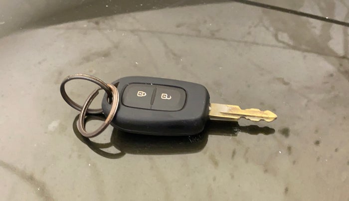 2016 Renault Kwid RXT 1.0, Petrol, Manual, 18,982 km, Lock system - Door lock knob has minor damage