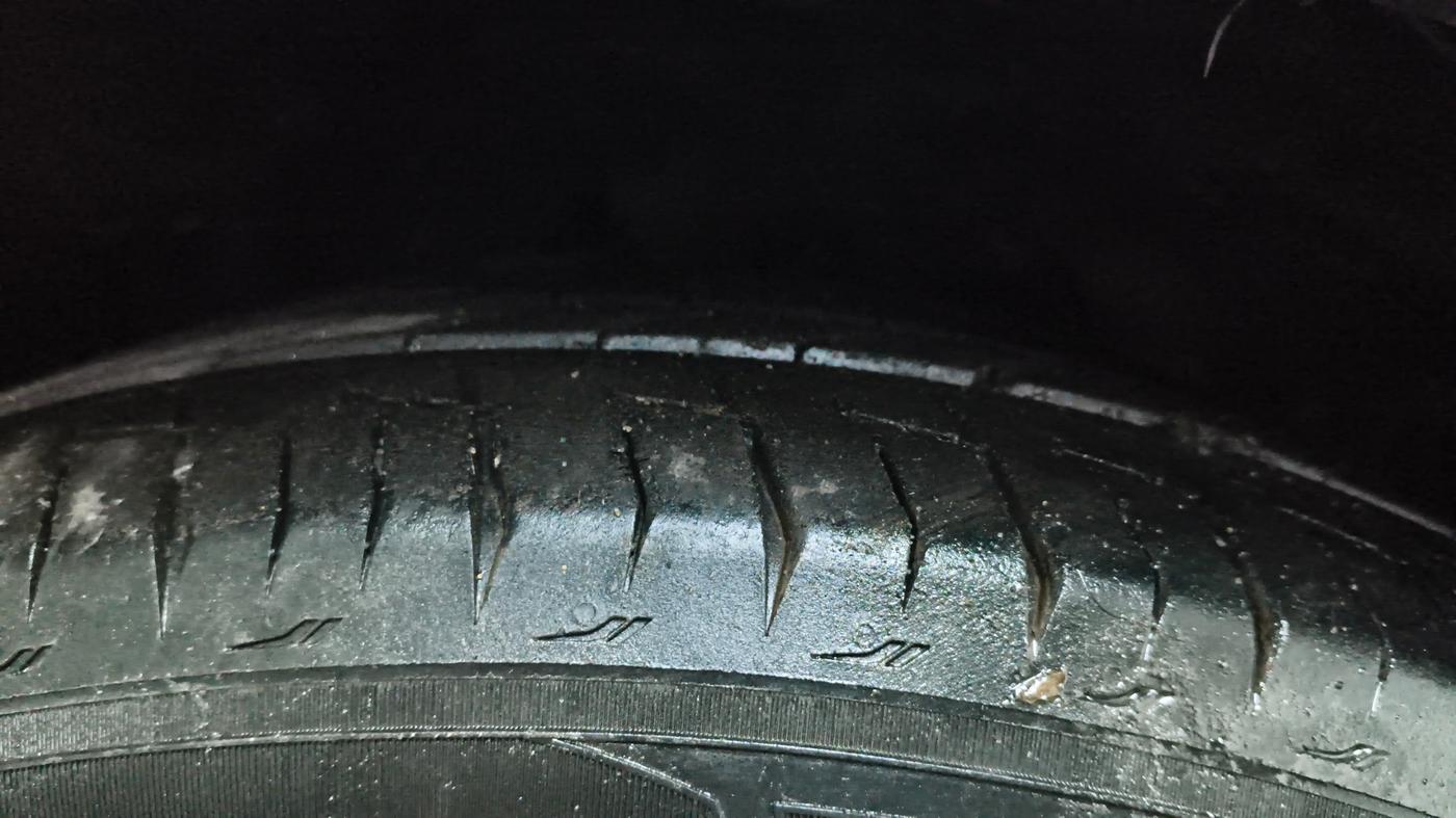 2017 Tata Hexa XT 4X2 7 STR, Diesel, Manual, 1,38,339 km, Right Front Tyre Tread