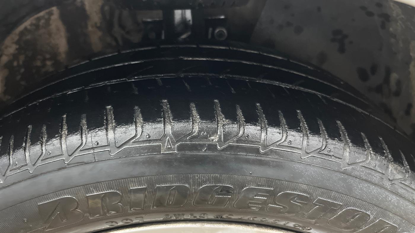 2017 Volkswagen Polo HIGHLINE PLUS 1.2(16 ALLOY, Petrol, Manual, 1,00,384 km, Right Front Tyre Tread