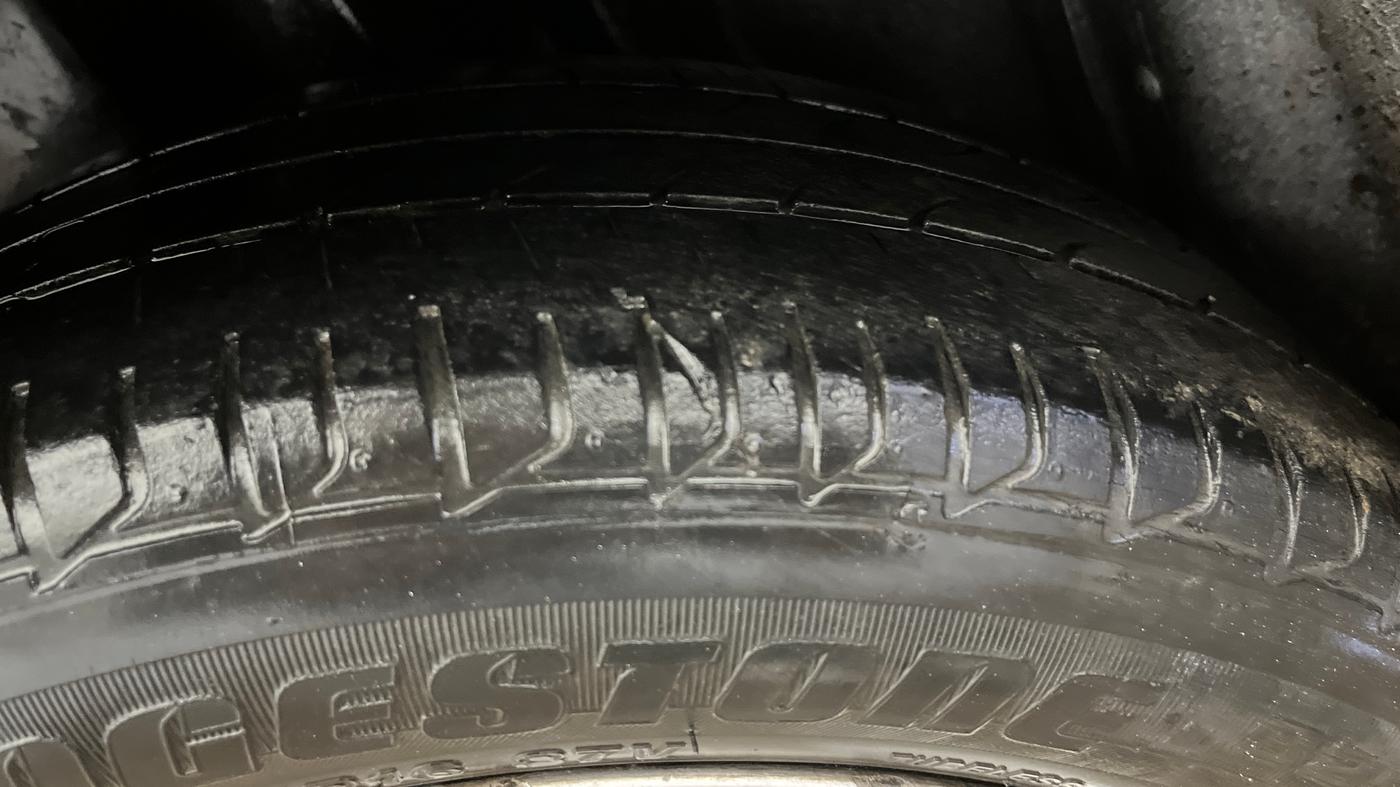2017 Volkswagen Polo HIGHLINE PLUS 1.2(16 ALLOY, Petrol, Manual, 1,00,384 km, Left Rear Tyre Tread