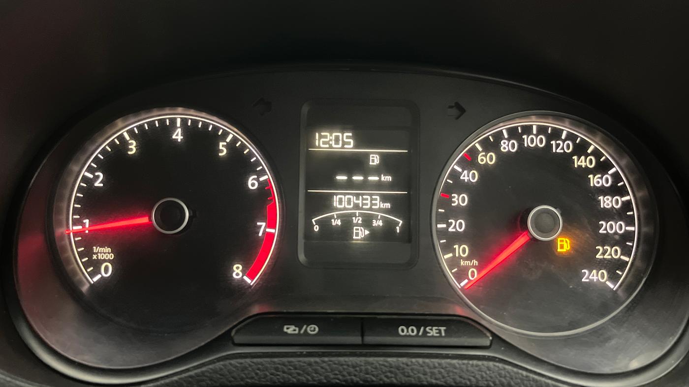 2017 Volkswagen Polo HIGHLINE PLUS 1.2(16 ALLOY, Petrol, Manual, 1,00,384 km, Odometer Image