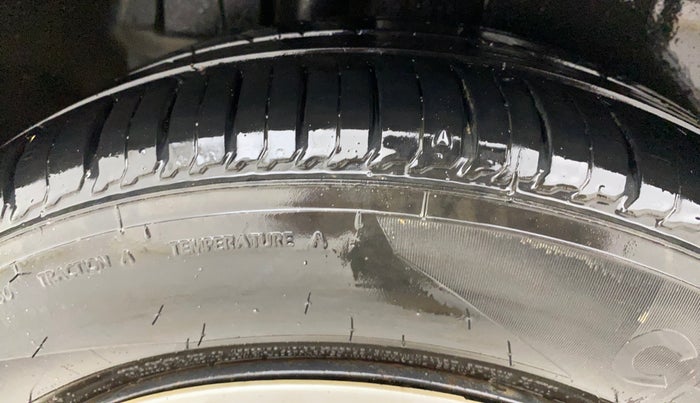 2015 Maruti Ertiga VXI, Petrol, Manual, 73,458 km, Right Rear Tyre Tread