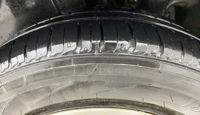 2015 Maruti Ertiga VXI, Petrol, Manual, 73,458 km, Left Rear Tyre Tread