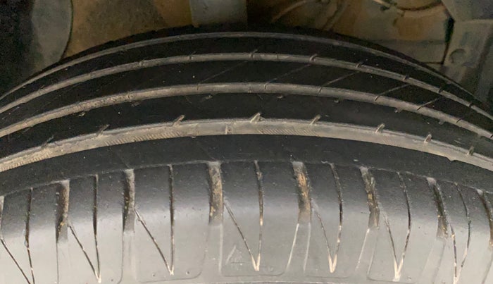 2022 Maruti BREZZA ZXI + AT SMART HYBRID, Petrol, Automatic, 31,047 km, Right Front Tyre Tread