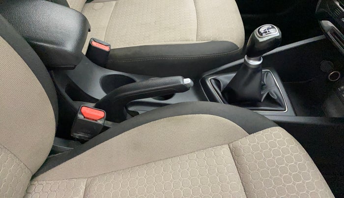 2018 Hyundai Elite i20 ASTA 1.2 (O), Petrol, Manual, 55,101 km, Gear lever - Knob cover torn