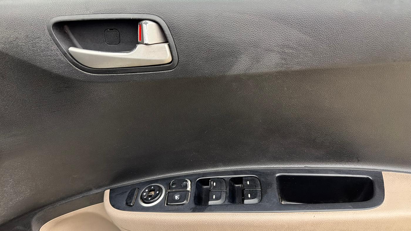 2014 Hyundai Xcent SX 1.2 (O), Petrol, Manual, 1,17,664 km, Driver Side Door Panels Control