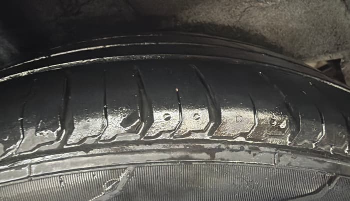 2014 Hyundai Xcent SX 1.2 (O), Petrol, Manual, 1,17,664 km, Right Rear Tyre Tread