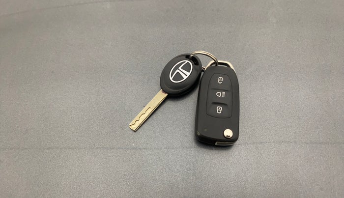 2022 Tata Tiago XT CNG, CNG, Manual, 30,092 km, Key Close Up