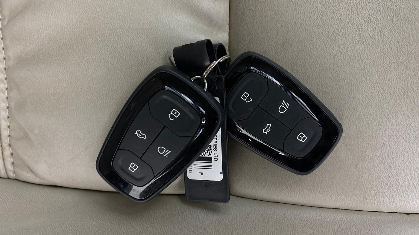 2024 Tata ALTROZ XZ CNG, CNG, Manual, 54,270 km, Key Close Up