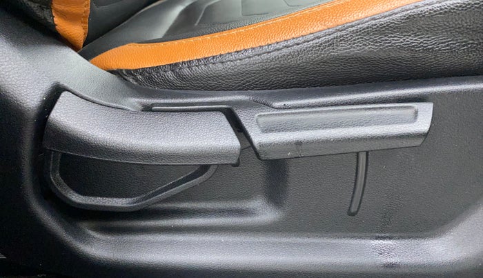 2021 Hyundai VENUE SX 1.5 CRDI, Diesel, Manual, 1,05,889 km, Driver Side Adjustment Panel