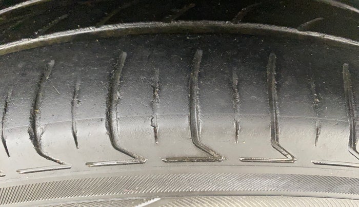 2021 Hyundai VENUE SX 1.5 CRDI, Diesel, Manual, 1,05,889 km, Right Front Tyre Tread