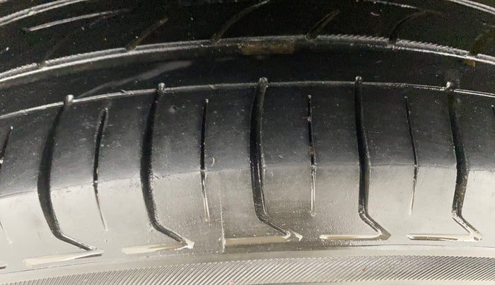 2021 Hyundai VENUE SX 1.5 CRDI, Diesel, Manual, 1,05,889 km, Right Rear Tyre Tread