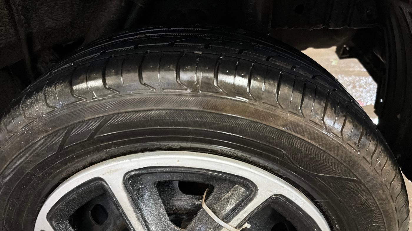 2019 Mahindra KUV 100 NXT K4+ P 6 STR, Petrol, Manual, 47,786 km, Left Rear Tyre Tread