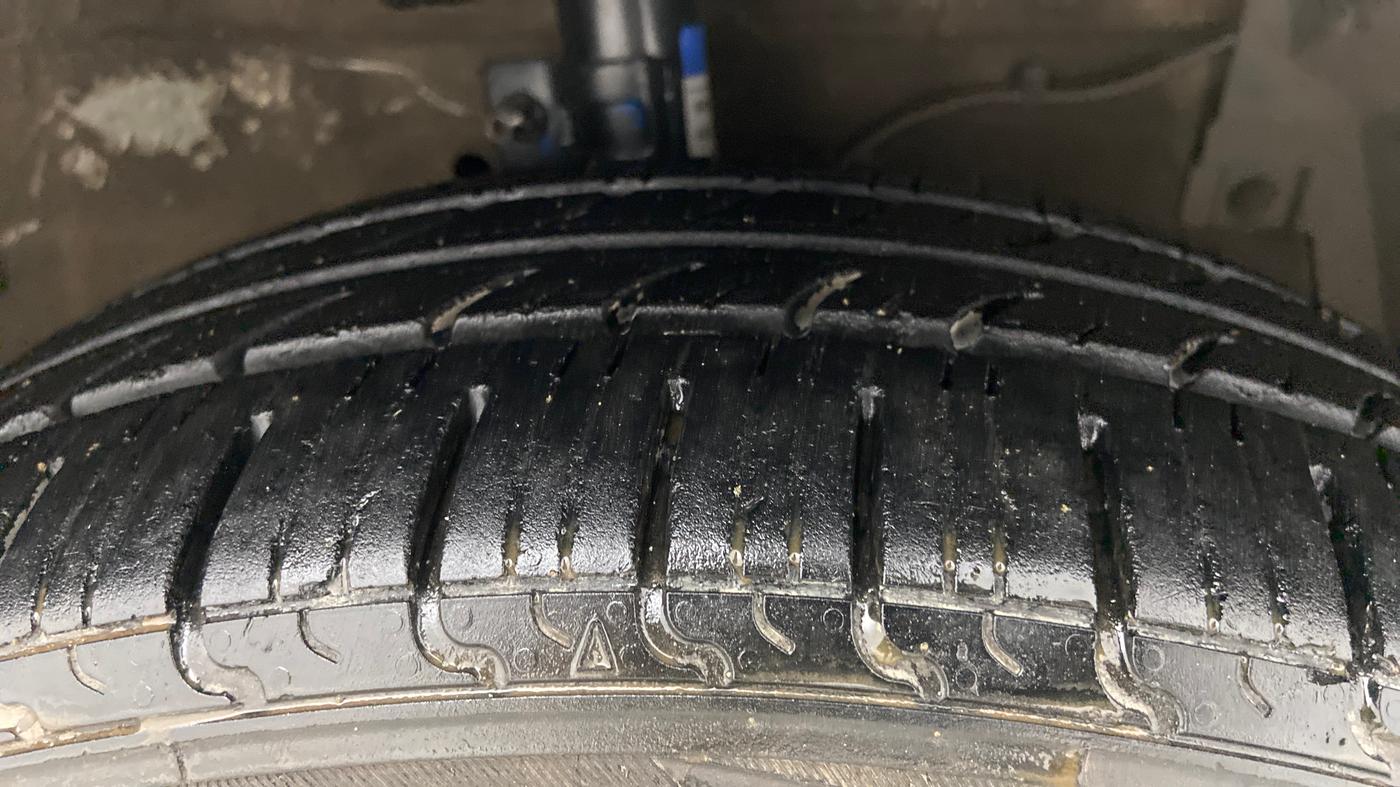 2013 Maruti Ertiga ZDI, Diesel, Manual, 76,163 km, Right Front Tyre Tread