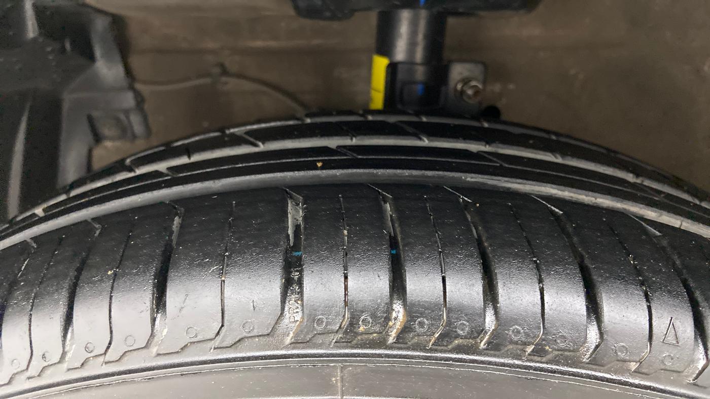 2013 Maruti Ertiga ZDI, Diesel, Manual, 76,163 km, Left Front Tyre Tread