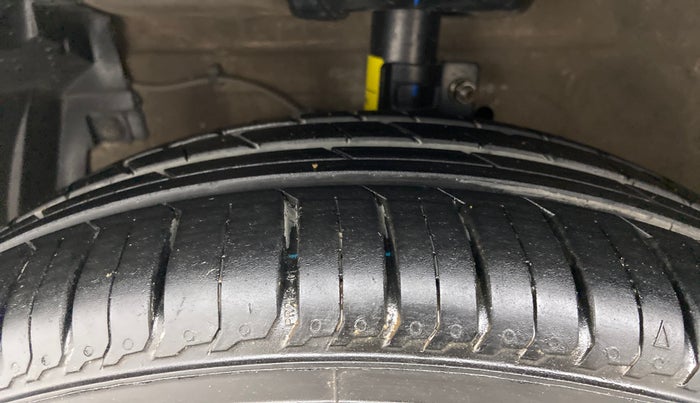 2013 Maruti Ertiga ZDI, Diesel, Manual, 76,163 km, Left Front Tyre Tread