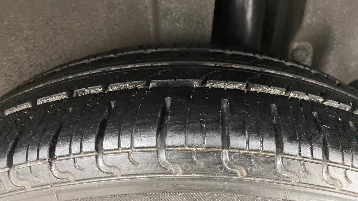 2013 Maruti Ertiga ZDI, Diesel, Manual, 76,163 km, Left Rear Tyre Tread