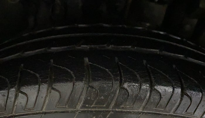 2013 Maruti Swift VXI, Petrol, Manual, 15,032 km, Left Rear Tyre Tread