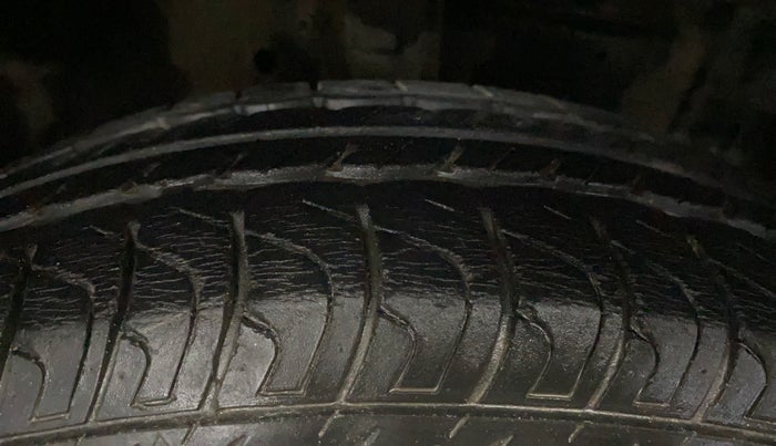 2013 Maruti Swift VXI, Petrol, Manual, 15,032 km, Right Front Tyre Tread