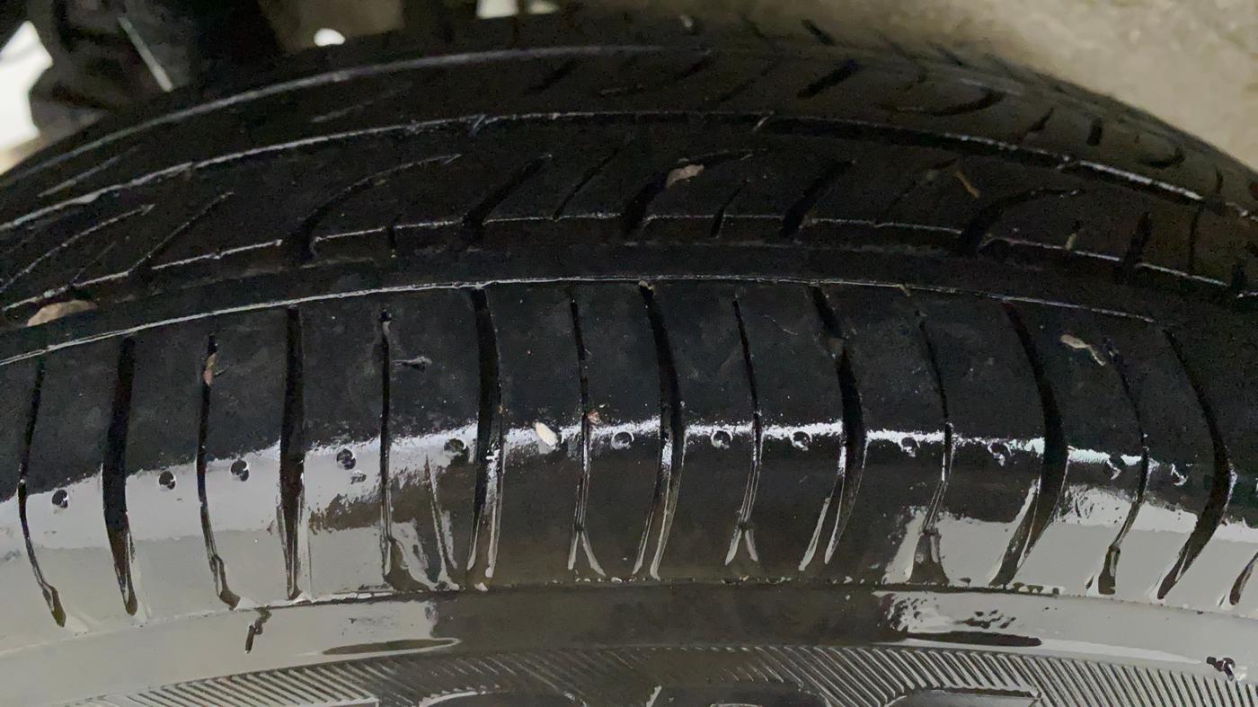 2015 Maruti Wagon R 1.0 LXI CNG, CNG, Manual, 66,028 km, Left Front Tyre Tread