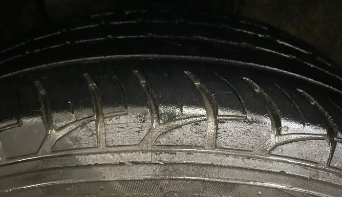 2015 Hyundai Elite i20 SPORTZ 1.2, CNG, Manual, 71,385 km, Left Front Tyre Tread