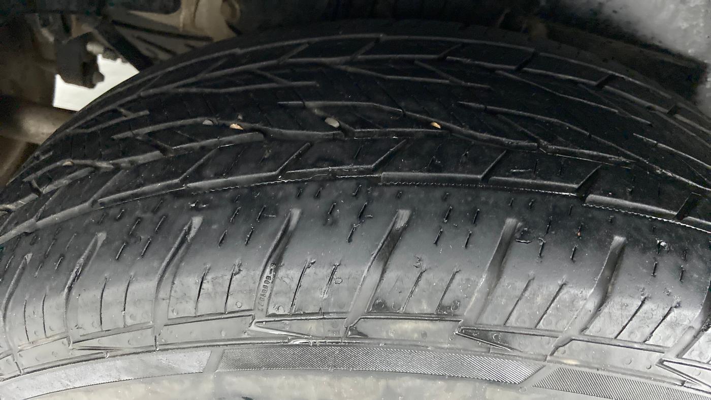 2014 Mahindra XUV500 W4, Diesel, Manual, 83,640 km, Right Rear Tyre Tread