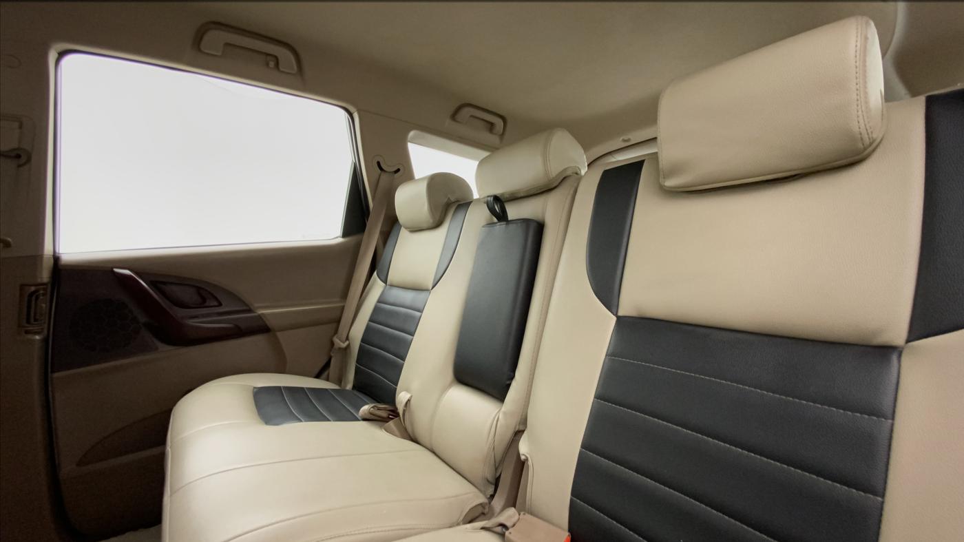 2014 Mahindra XUV500 W4, Diesel, Manual, 83,640 km, Right Side Rear Door Cabin