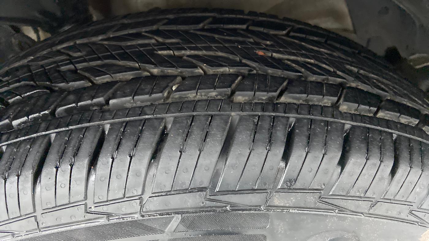 2014 Mahindra XUV500 W4, Diesel, Manual, 83,640 km, Right Front Tyre Tread