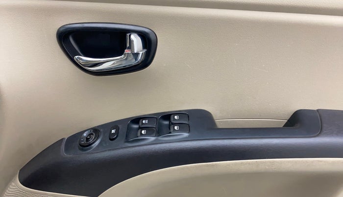 2013 Hyundai i10 ASTA 1.2 AT SUNROOF, Petrol, Automatic, 32,902 km, Driver Side Door Panels Control