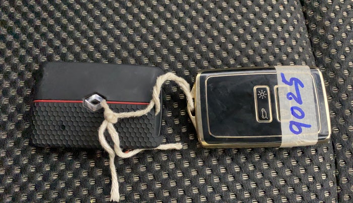 2019 Renault TRIBER RXZ, Petrol, Manual, 27,450 km, Key Close Up