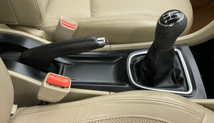 2015 Maruti Ciaz ZDI+, Diesel, Manual, 75,471 km, Gear Lever