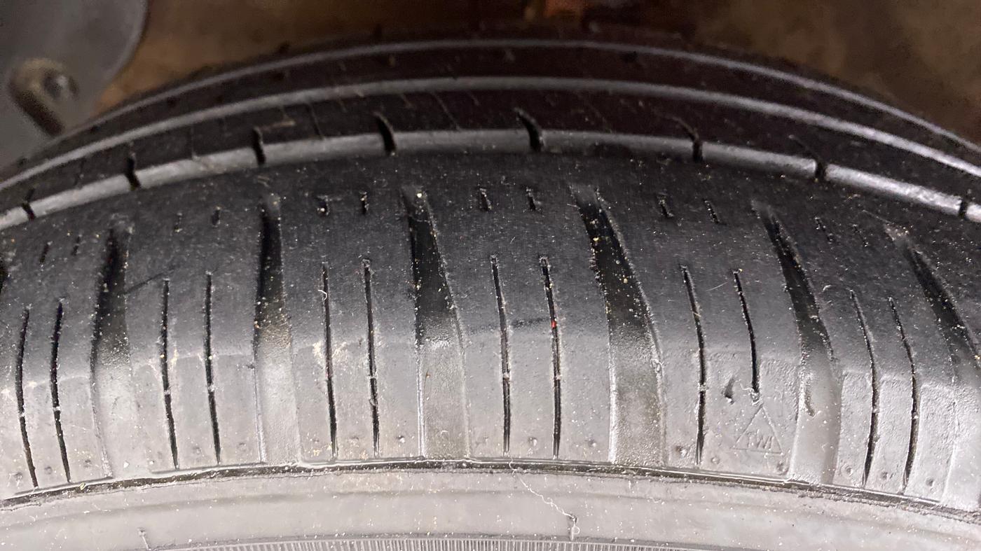 2017 Hyundai Grand i10 SPORTZ (O) 1.2 AT VTVT, Petrol, Automatic, 50,825 km, Left Front Tyre Tread