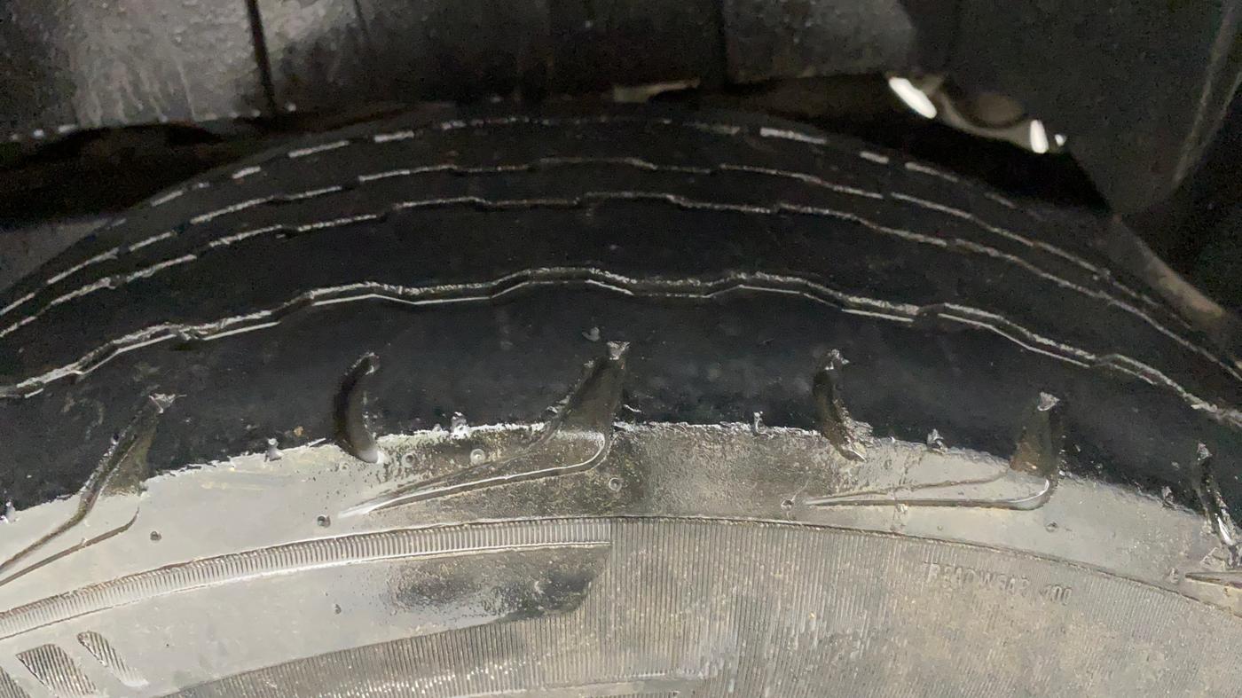 2018 Mahindra TUV300 T10 AMT DUAL TONE, Diesel, Automatic, 47,414 km, Left Rear Tyre Tread
