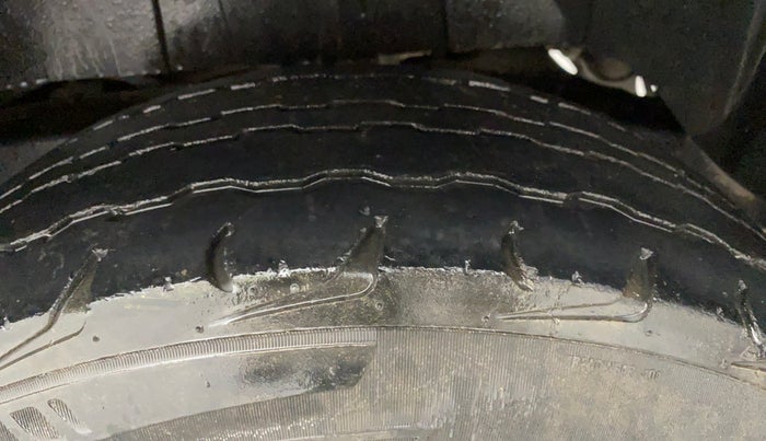 2018 Mahindra TUV300 T10 AMT DUAL TONE, Diesel, Automatic, 47,414 km, Left Rear Tyre Tread