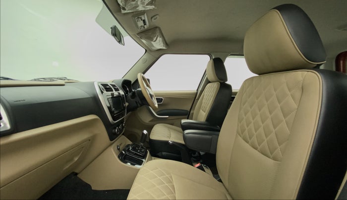 2018 Mahindra TUV300 T10 AMT DUAL TONE, Diesel, Automatic, 47,414 km, Right Side Front Door Cabin