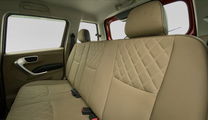 2018 Mahindra TUV300 T10 AMT DUAL TONE, Diesel, Automatic, 47,414 km, Right Side Rear Door Cabin