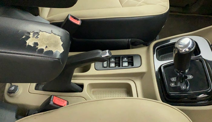 2018 Mahindra TUV300 T10 AMT DUAL TONE, Diesel, Automatic, 47,414 km, Gear Lever