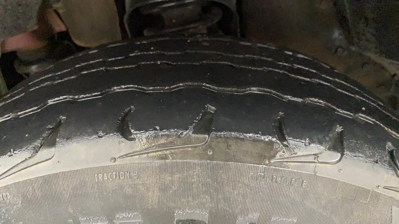 2018 Mahindra TUV300 T10 AMT DUAL TONE, Diesel, Automatic, 47,414 km, Left Front Tyre Tread