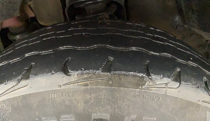 2018 Mahindra TUV300 T10 AMT DUAL TONE, Diesel, Automatic, 47,414 km, Left Front Tyre Tread
