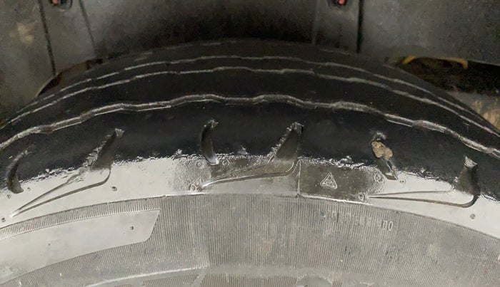 2018 Mahindra TUV300 T10 AMT DUAL TONE, Diesel, Automatic, 47,414 km, Right Rear Tyre Tread