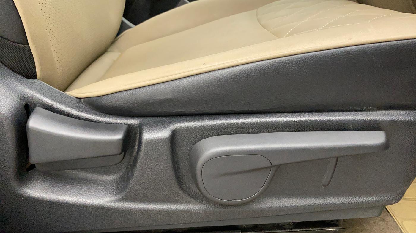2018 Mahindra TUV300 T10 AMT DUAL TONE, Diesel, Automatic, 47,414 km, Driver Side Adjustment Panel