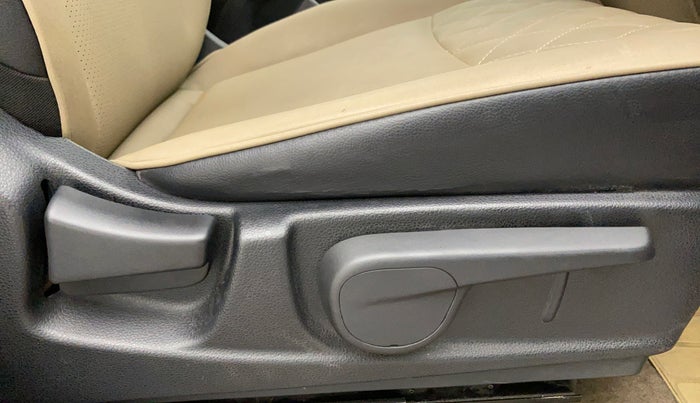 2018 Mahindra TUV300 T10 AMT DUAL TONE, Diesel, Automatic, 47,414 km, Driver Side Adjustment Panel